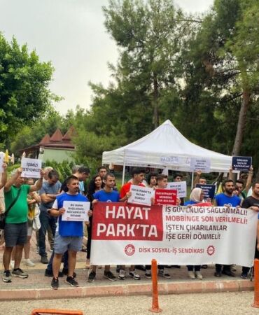 Antalya Konyaaltı Belediyesi'ne bağlı Hayat Park’ta işten çıkarılan işçilerin eylemi devam ediyor