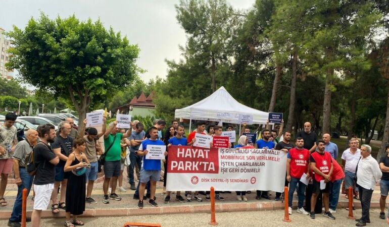 Antalya Konyaaltı Belediyesi'ne bağlı Hayat Park’ta işten çıkarılan işçilerin eylemi devam ediyor