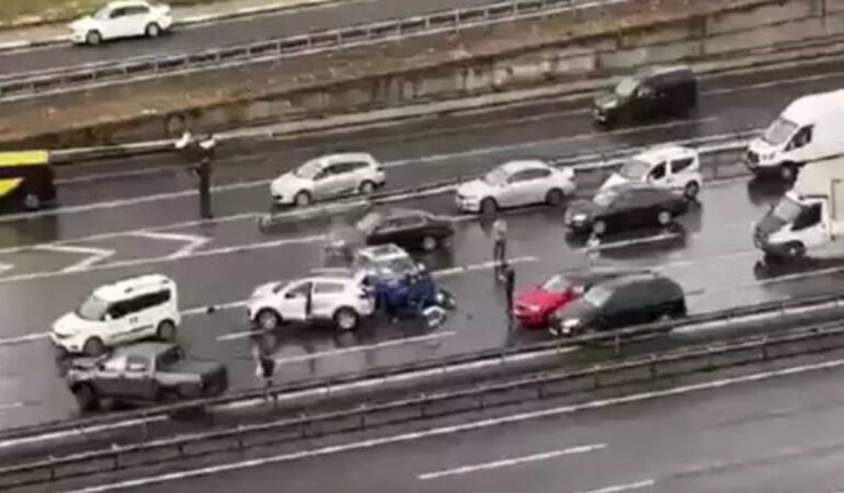 Bağcılar TEM'de zincirleme trafik kazası! 8 araç birbirine girdi