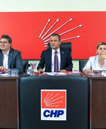 CHP Parti Meclisi, tüzük metni konusu için Özgür Özel başkanlığında toplandı