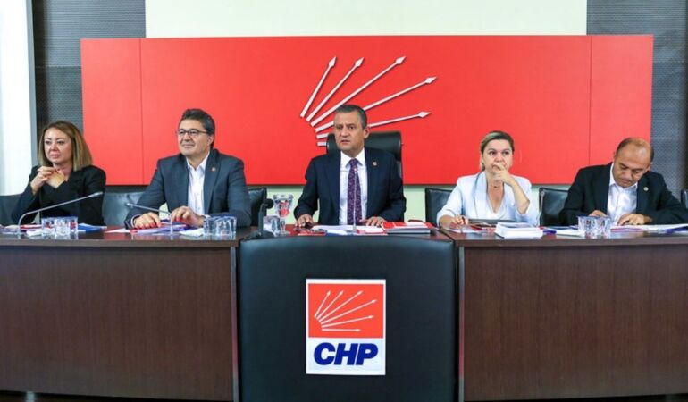 CHP Parti Meclisi, tüzük metni konusu için Özgür Özel başkanlığında toplandı