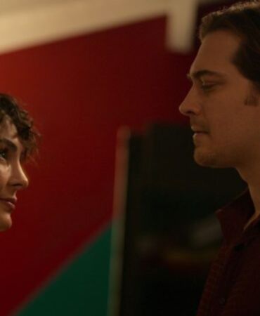 Çağatay Ulusoy'un başrol olduğu Netflix dizisi 'Tam Bir Centilmen'in ilk fragmanı yayımladı