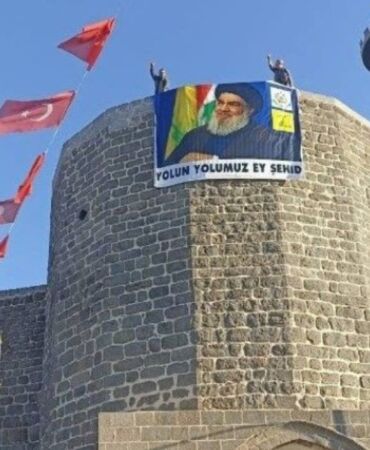 Diyarbakır'da tarihi surlara, Hizbullah lideri Hasan Nasrallah’ın posteri asıldı