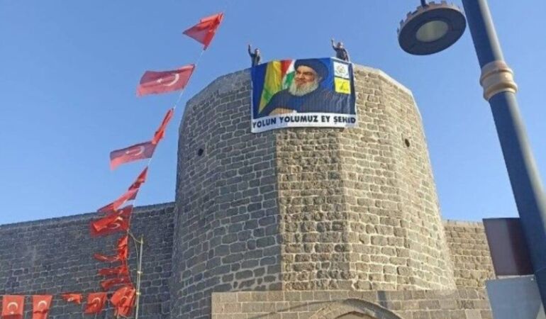 Diyarbakır'da tarihi surlara, Hizbullah lideri Hasan Nasrallah’ın posteri asıldı