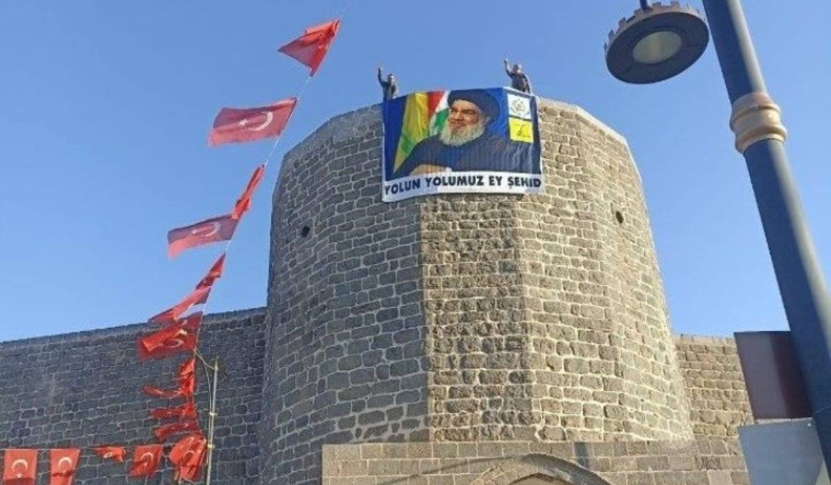 Diyarbakır'da tarihi surlara, Hizbullah lideri Hasan Nasrallah’ın posteri asıldı