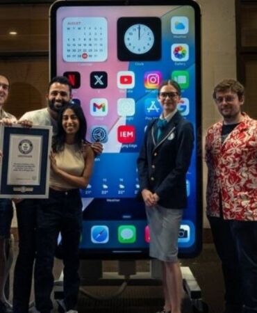 Dunyanın en büyük iPhone'u Guinness rekoru kırdı