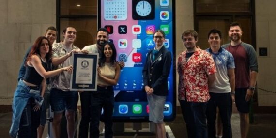 Dunyanın en büyük iPhone’u Guinness rekoru kırdı!