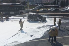 Esenyurt'ta seyir halindeki araç alev aldı D-100 Edirne istikameti trafiğe kapatıldı