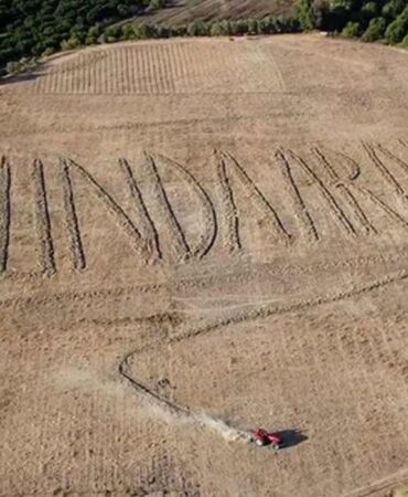 Funda Arar’a benzersiz hediye Adını traktörle tarlaya yazdı!