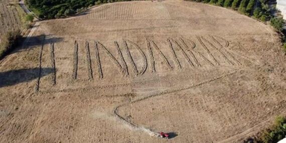 Funda Arar’a benzersiz hediye: Adını traktörle tarlaya yazdı!