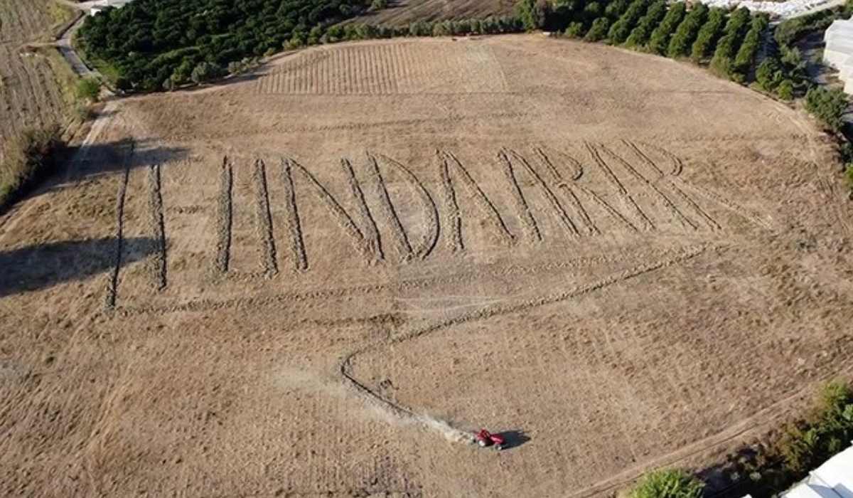 Funda Arar’a benzersiz hediye Adını traktörle tarlaya yazdı!