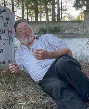 Gördüğü rüyadan etkilendi, kendi mezar taşını yaptırdı
