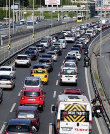 İstanbul Valiliği'nden uyarı '16 bini aşkın öğrenci servisinin trafiğe çıkması nedeniyle şehir trafiğinde yoğunluk olacaktır'