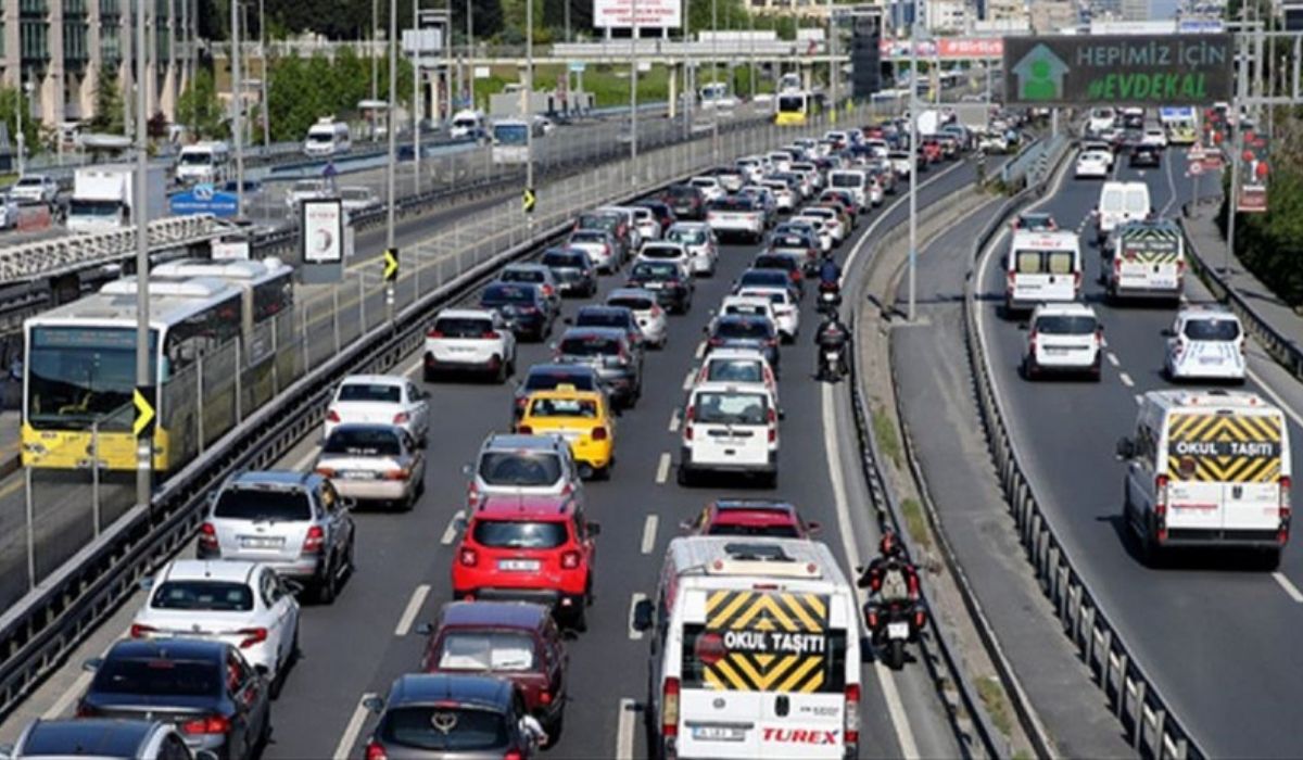 İstanbul Valiliği'nden uyarı '16 bini aşkın öğrenci servisinin trafiğe çıkması nedeniyle şehir trafiğinde yoğunluk olacaktır'