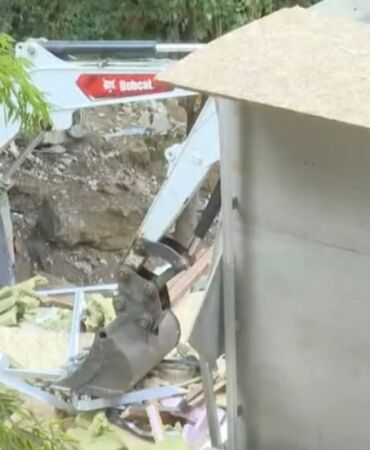 İstanbul Vaniköy'deki kaçak yapının yıkımına başlandı