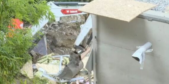 İstanbul Vaniköy’deki kaçak yapının yıkımına başlandı