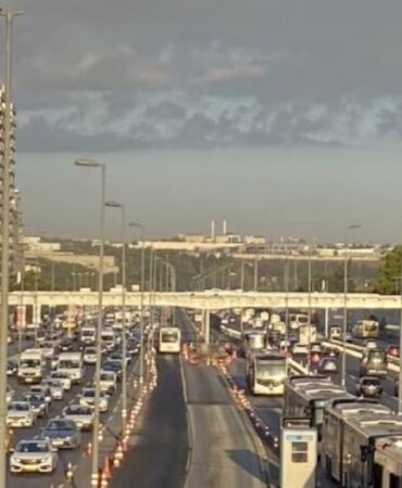 İstanbul'da okulların açıldığı ilk gün trafik kilitlendi