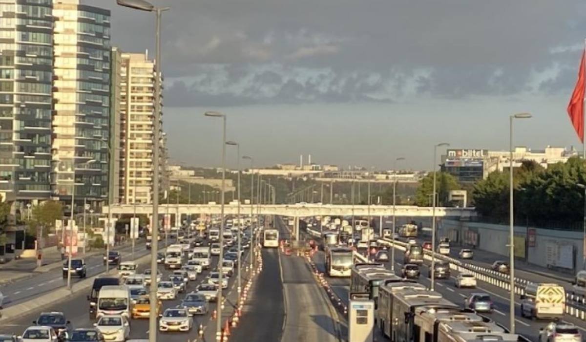 İstanbul'da okulların açıldığı ilk gün trafik kilitlendi