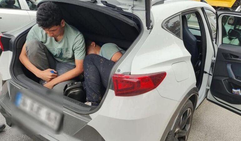 Kaçak göçmenler otomobil bagajında yakalandı