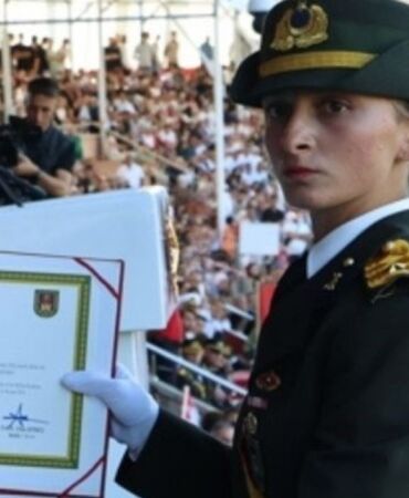 Kara Harp Okulu birincisi Teğmen Ebru Eroğlu kimdir Teğmen Ebru Eroğlu kaç yaşında, nereli, boyu kaç