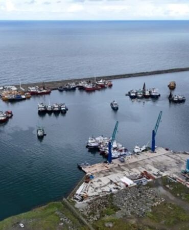Karadeniz'de dalgaların boyu 5 metreyi aştı! Balıkçı tekneleri limana sığındı