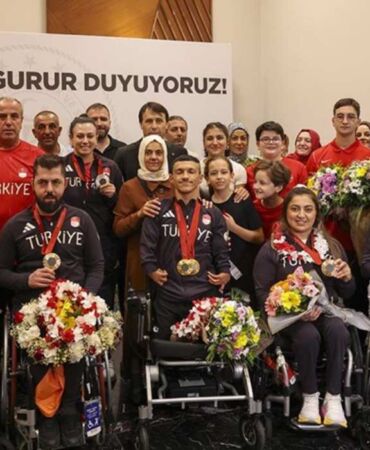 Tarih yazan paralimpik sporcularımız Türkiye'ye dönüş yaptı