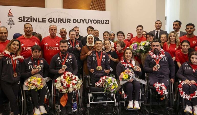 Tarih yazan paralimpik sporcularımız Türkiye'ye dönüş yaptı
