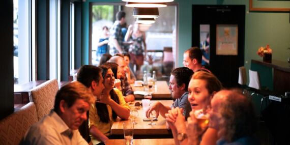 Yalnızlığa yeni çare: Akşam yemeği için yabancılarla buluşmak