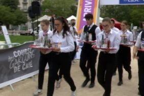 Yüzyıllık gelenek Paris'te garsonlar hız ve denge için yarıştı