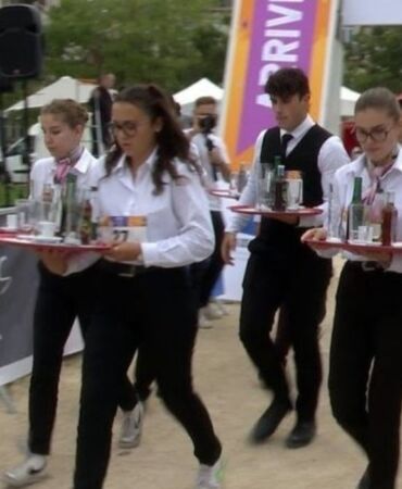Yüzyıllık gelenek Paris'te garsonlar hız ve denge için yarıştı