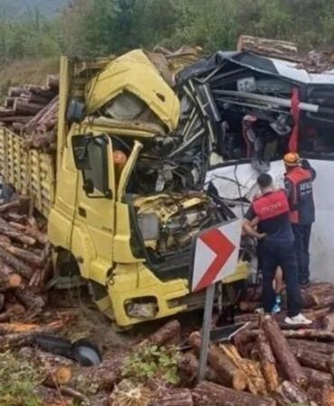 Zonguldak'ta trafik kazası 2 kişi öldü, 23 kişi yaralandı
