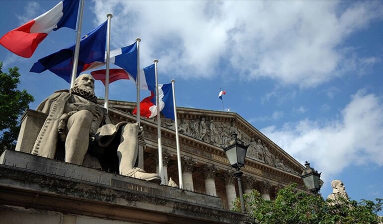 Polis, parti merkezini bastı!