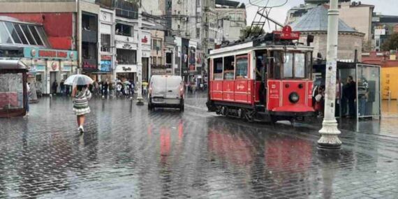 Yağmur İstiklal Caddesi’ni ıslattı!