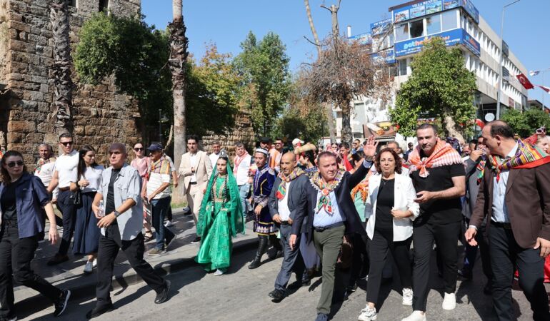 ANTALYA CADDELERİ YÖRÜK GÖÇÜ'YLE ŞENLENDİ 3. ULUSLARARASI ANTALYA YÖRÜK TÜRKMEN FESTİVALİ YÖRÜK GÖÇÜ'YLE BAŞLADI