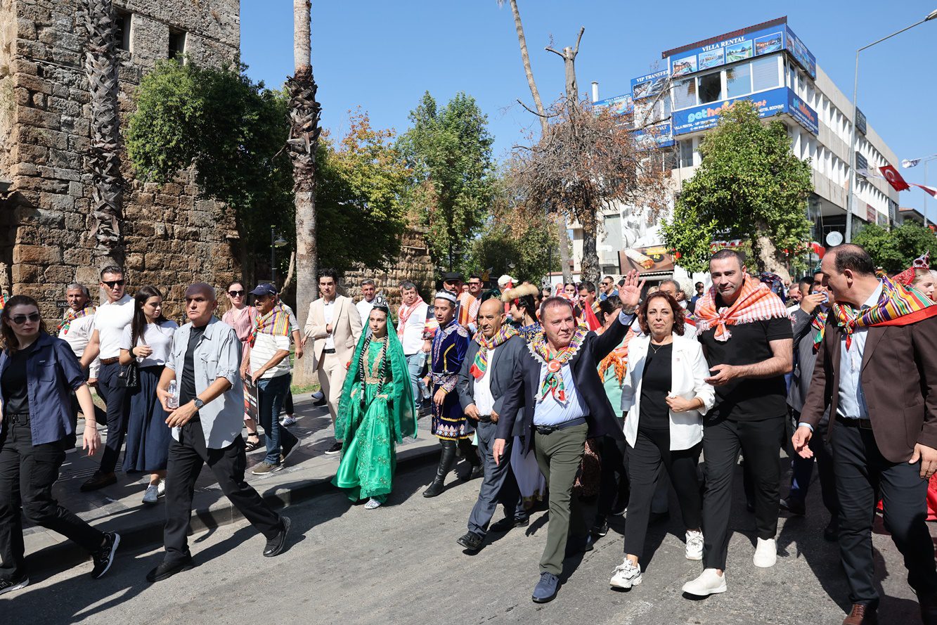 ANTALYA CADDELERİ YÖRÜK GÖÇÜ'YLE ŞENLENDİ 3. ULUSLARARASI ANTALYA YÖRÜK TÜRKMEN FESTİVALİ YÖRÜK GÖÇÜ'YLE BAŞLADI