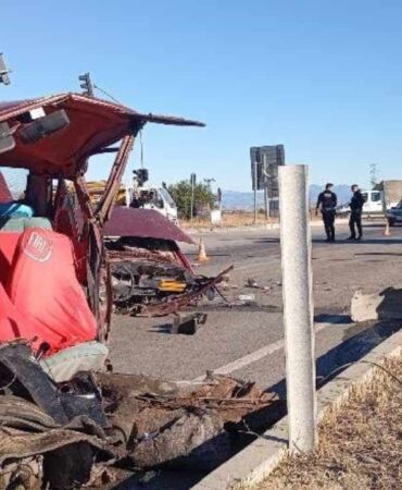Adana'da otomobil ikiye bölündü Yaralılar var!