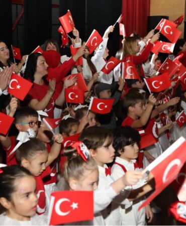 Ata Çocuk Cumhuriyet’in 101. yıl dönümünü Ata Sahne’de kutladı 