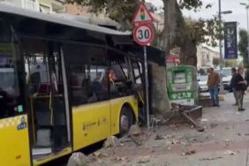 İETT otobüsü ağaca çarptı Yaralılar var!1