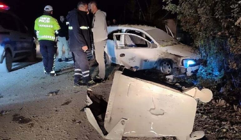 Kahramanmaraş'ta otomobil direğe çarptı Ölü ve yaralılar var!