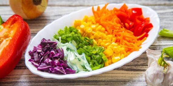 Taze ve lezzetli mevsim salatası tarifi: Sofralarınıza renk katın