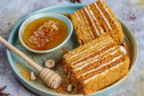 Medovik tarifi... Geleneksel Rus tatlısını evde yapmanın püf noktaları