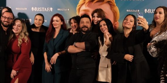 ‘Mustafa’nın İstanbul galasına yoğun ilgi: Çocuklar Atatürk’ün çocukluğunu beyaz perdede izledi