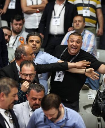 beşiktaşta gergin genel kurul