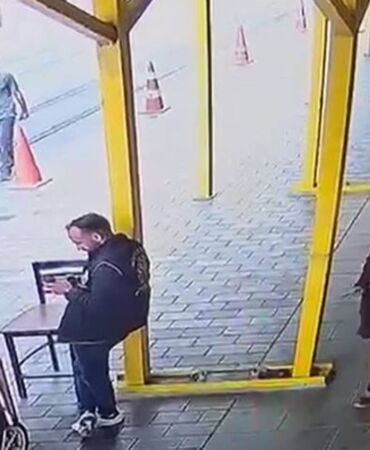 İSTİKLAL CADDESİ’NDE POLİSE BIÇAKLI SALDIRI