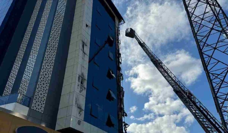 İstanbul Bahçelievler’de özel okulda çıkan yangın söndürüldü