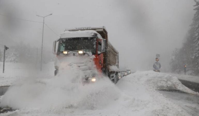 Bolu Dağı'nda kar yağışı ulaşımı aksattı