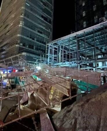 Bursa'da inşaat iskelesi devrildi!