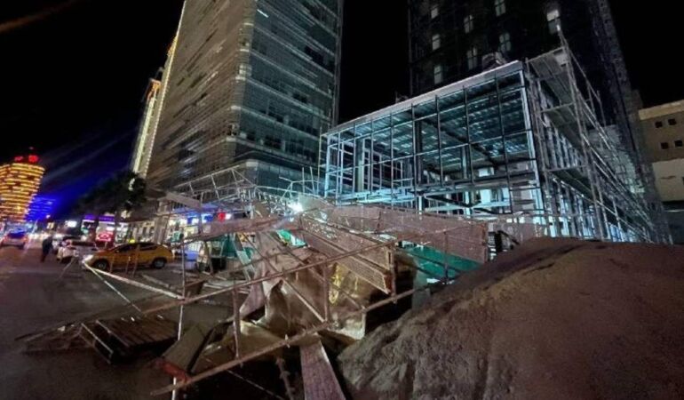 Bursa'da inşaat iskelesi devrildi!