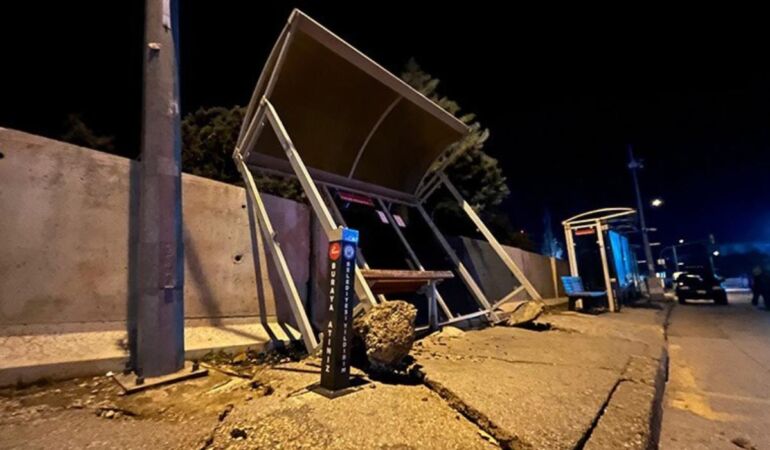 Bursa'da otobüs durağı yerinden söküldü
