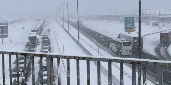 Yoğun kar yağışı hayatı olumsuz etkiledi: D-100 karayolunun Bolu Dağı kesimi ulaşıma kapatıldı